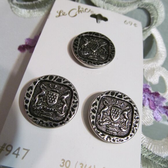 Vintage NEW Le Chic Buttons 3 Buttons on 1 Card ~ Silver Metal Crest Shield - Picture 1 of 8